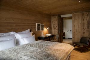 1 dormitorio con cama, escritorio y silla en House Hannes Schneider Stuben, en Stuben am Arlberg