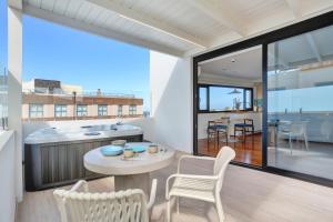 a kitchen and living room with a table and chairs at Silvic Aguaviva in Cotillo