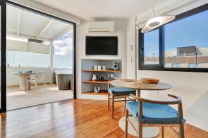 a kitchen and dining room with a table and chairs at Silvic Aguaviva in Cotillo
