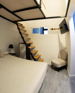 1 dormitorio con cama y escalera en Sita Urban Home, en Las Palmas de Gran Canaria