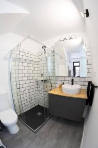 Un baño con lavabo, inodoro y espejo. en Sita Urban Home, en Las Palmas de Gran Canaria 36 fotos más