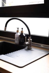 Dos botellas colocadas encima de un teclado de computadora en Sita Urban Home, en Las Palmas de Gran Canaria