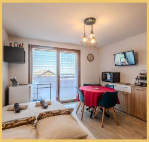 una sala de estar con un sofá y una mesa en Les Flocons I Studio I Thollon-les-Mémises, en Thollon-les-Mémises