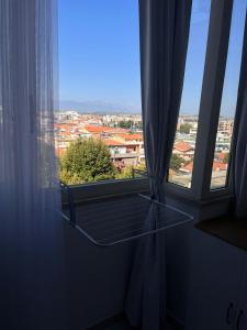 una ventana con vista a una ciudad en Europa Apartment Centro, en Montesilvano
