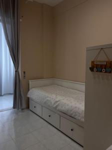 Un dormitorio con una cama en la esquina de una habitación. en Europa Apartment Centro, en Montesilvano 5 fotos más