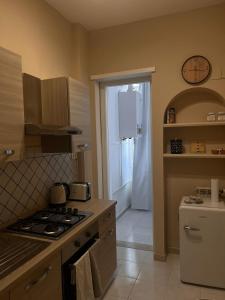 Una cocina con estufa, fregadero y refrigerador. en Europa Apartment Centro, en Montesilvano