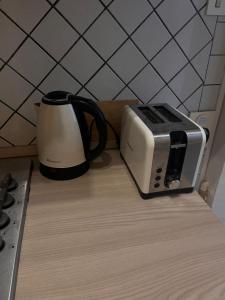 Una tostadora en blanco y negro sobre la encimera de la cocina. en Europa Apartment Centro, en Montesilvano