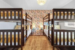 1 dormitorio con 2 literas y pared en Mountain View Oasis - Private Pool, Game Room & Fire Pit Overlooking Coachella Valley, en Desert Hot Springs 51 fotos más