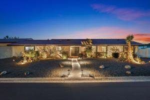 una casa con pájaros parados frente a ella en Mountain View Oasis - Private Pool, Game Room & Fire Pit Overlooking Coachella Valley, en Desert Hot Springs