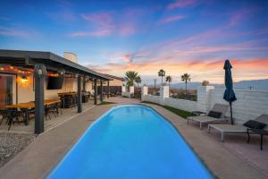 una casa con piscina y patio en Mountain View Oasis - Private Pool, Game Room & Fire Pit Overlooking Coachella Valley, en Desert Hot Springs