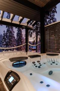 Φωτογραφία από το άλμπουμ του Modern 5BR Villa with Sauna, Jacuzzi & Scenic Views in Rukatunturi στο Κούουσαμο