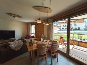 un salon avec une table et un canapé dans l'établissement NEW APT, 100m from ski lift, à Châtel