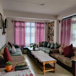 SosingにあるNamo Homestayのソファ2つとコーヒーテーブルのあるリビングルーム