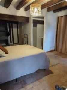 Fotografie z fotogalerie ubytování Charmante chambre avec entrée privée et salle de bain v destinaci Soulaire-et-Bourg