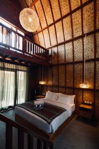 ein Schlafzimmer mit einem großen Bett in einem Zimmer mit Fenstern in der Unterkunft Corabelle Gili Air - Adults Only Boutique Retreat in Gili Air + 53 Fotos