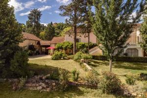 una casa con un giardino davanti di Villa Caormina a Prayssac