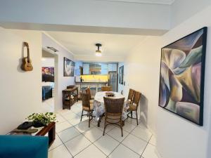 ein Esszimmer und eine Küche mit Tisch und Stühlen in der Unterkunft Apartamento perto de tudo, vista mar, AC quente, Wifi 300mb in Balneário Camboriú