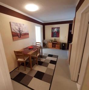 Un comedor con una mesa y sillas en una habitación. en Casa Viva, en Niederdorla