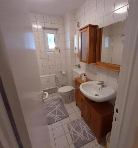 un baño con lavabo e inodoro en Casa Viva, en Niederdorla