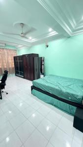 ein Schlafzimmer mit einem Bett und einem Stuhl darin in der Unterkunft 1573 Guesthouse Seremban Jaya Homestay in Seremban + 19 Fotos