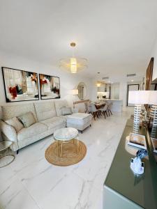 un salon avec un canapé et une table dans l'établissement Azure Carmel Apartment Flamenca Village, à Orihuela Costa