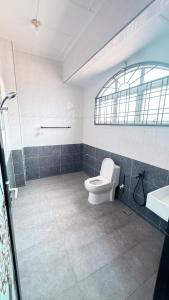 ein Badezimmer mit Toilette, Dusche und Waschbecken in der Unterkunft 1573 Guesthouse Seremban Jaya Homestay in Seremban