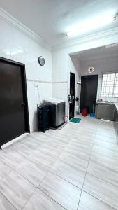 ein leeres Zimmer mit einem Zimmer mit einem TV in der Unterkunft 1573 Guesthouse Seremban Jaya Homestay in Seremban