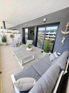 un salon avec un canapé et une table dans l'établissement Azure Carmel Apartment Flamenca Village, à Orihuela Costa