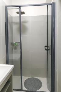 una ducha con puerta de cristal en un baño en Sasha homes -Azania, en Nairobi