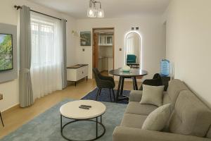 una sala de estar con un sofá y una mesa en Sasha homes -Azania, en Nairobi