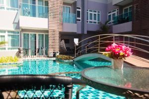 Kolam renang di atau dekat dengan Calypso Condo Naiharn