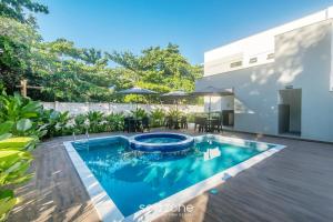 a swimming pool in the backyard of a house at Estadia completa com piscina e a 350m da Praia PRY in Porto Seguro