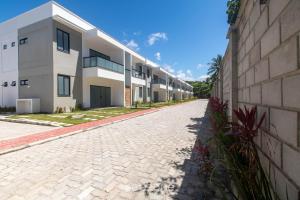 an empty street in front of a building at Estadia completa com piscina e a 350m da Praia PRY in Porto Seguro