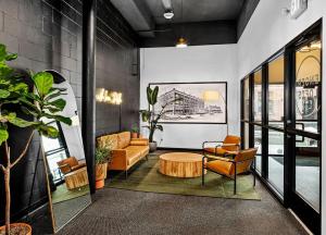 O zonă de relaxare la Enger Lofts Hotel & Marketplace by Heirloom Boutique Collection