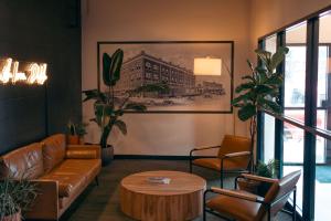 O zonă de relaxare la Enger Lofts Hotel & Marketplace by Heirloom Boutique Collection