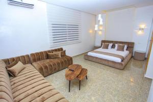 un soggiorno con un divano e un letto di Villa Prestige avec Piscine Terrasse Spacieuse à Rabat Disponible a Oulad Mbark Altre 21 foto