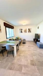 a living room with a table and a couch at Casa sul fiume in Gorgo