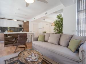 a living room with a couch and a table at ChezmoiHomes Plaza Nueva in Granada