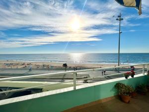 - une vue sur la plage et l'océan dans l'établissement GATU PREMIUM Villa Isabel TERRAZA,PARKING,1ºLINEA PLAYA,WIFI,VISTA AL MAR, à Cadix