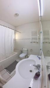 Un baño blanco con lavabo e inodoro. en N17 Bis, en Dar el Ouzir 14 fotos más