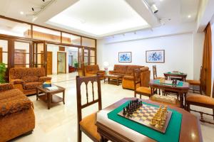 a living room with a chess board on a table at Apartamentos Masaru in Puerto de la Cruz