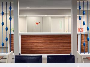 チェスターフィールドにあるSonesta ES Suites St. Louis - Chesterfieldの椅子2脚と大きな木製のドアがある会議室