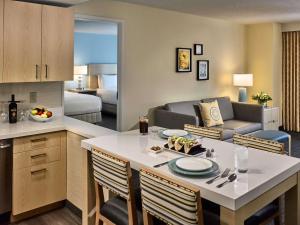 Гостиная зона в Sonesta ES Suites Gwinnett Place Atlanta