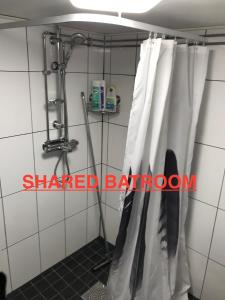 Ένα μπάνιο στο Private room with shared bathroom and kitchen