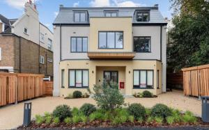 una casa con una valla delante en Studio in Sutton long stays at least 7 days, en Sutton