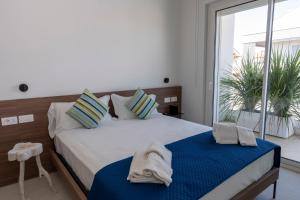 une chambre avec un lit et une grande fenêtre dans l'établissement Hotiday Apartments Giulianova, à Giulianova