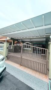 eine Veranda mit Holzzaun in einem Gebäude in der Unterkunft 1573 Guesthouse Seremban Jaya Homestay in Seremban