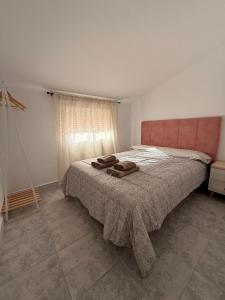 ein Schlafzimmer mit einem Bett mit zwei Handtüchern darauf in der Unterkunft La Paca  + 3 Fotos