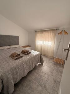 ein Schlafzimmer mit einem Bett mit zwei Handtüchern darauf in der Unterkunft La Paca 