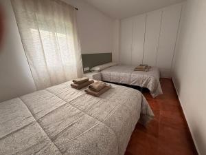 2 Betten in einem Zimmer mit 2 Matratzen in der Unterkunft La Paca 